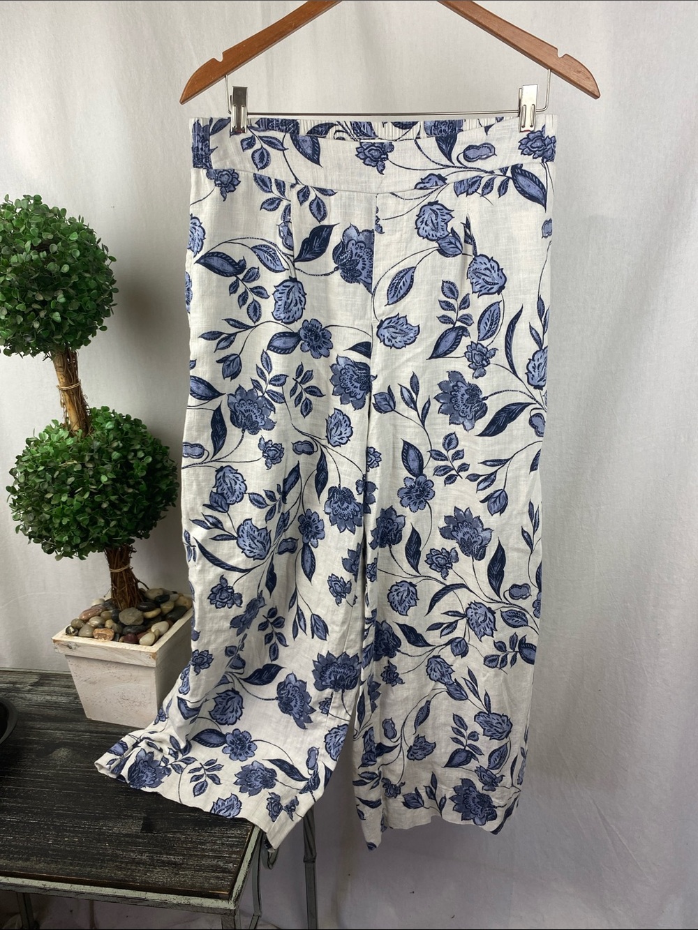Ella Moss Linen Blend Blue & White Floral Print Casual Cropped Capri Pants M